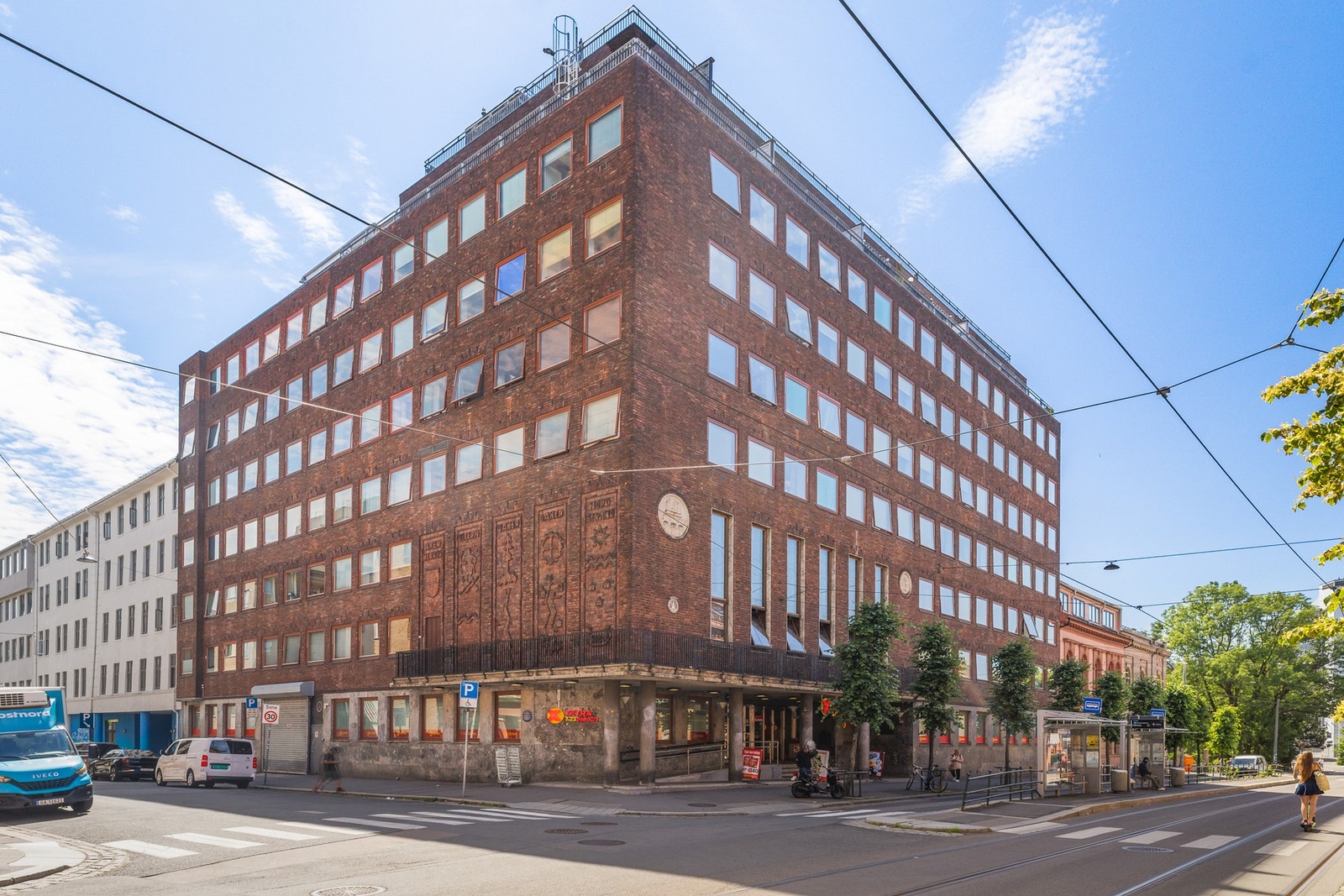 Få minutter fra leiligheten får du gode shoppingmuligheter, et levende uteliv, kafeer og all slags hygge. Galleribilde