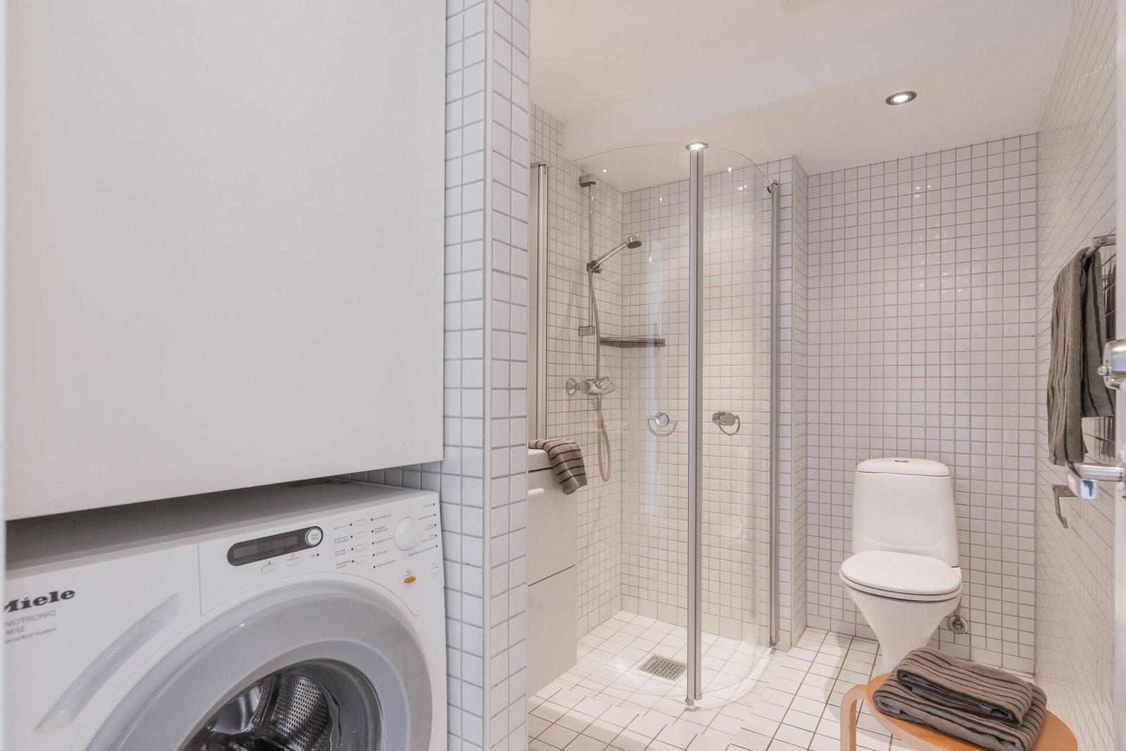 Badet har opplegg for vaskemaskin. Varmtvann er inkludert i felleskostnadene. Galleribilde