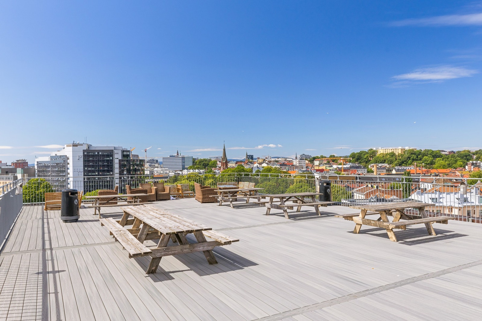 Perfekt takterrasse for sosiale sammenkomster eller varme sommerdager. Galleribilde