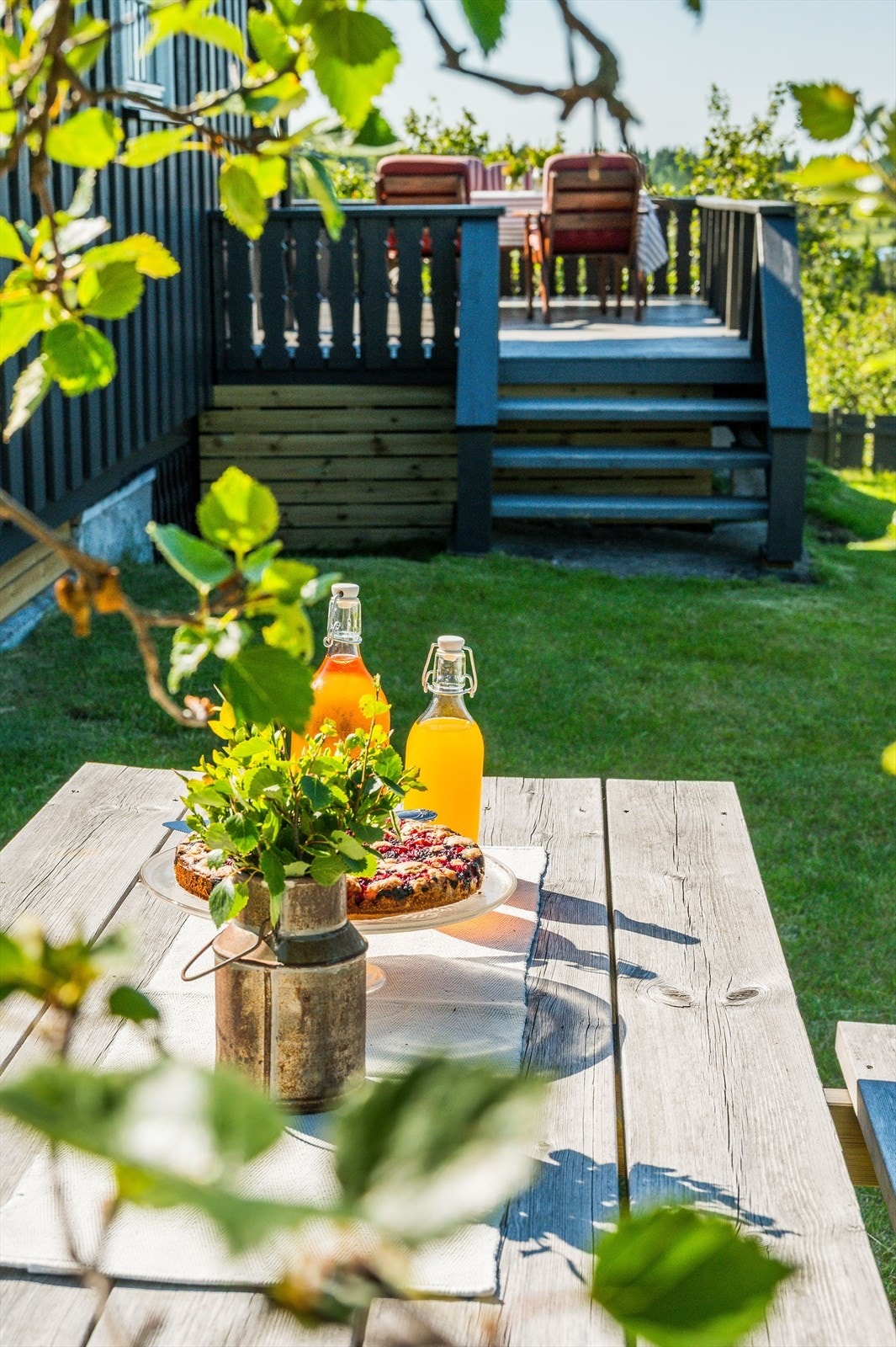 Fra terrassen er det trapp ned til den idylliske hagen - her ligger alt til rette for mye utendørs hygge! Galleribilde
