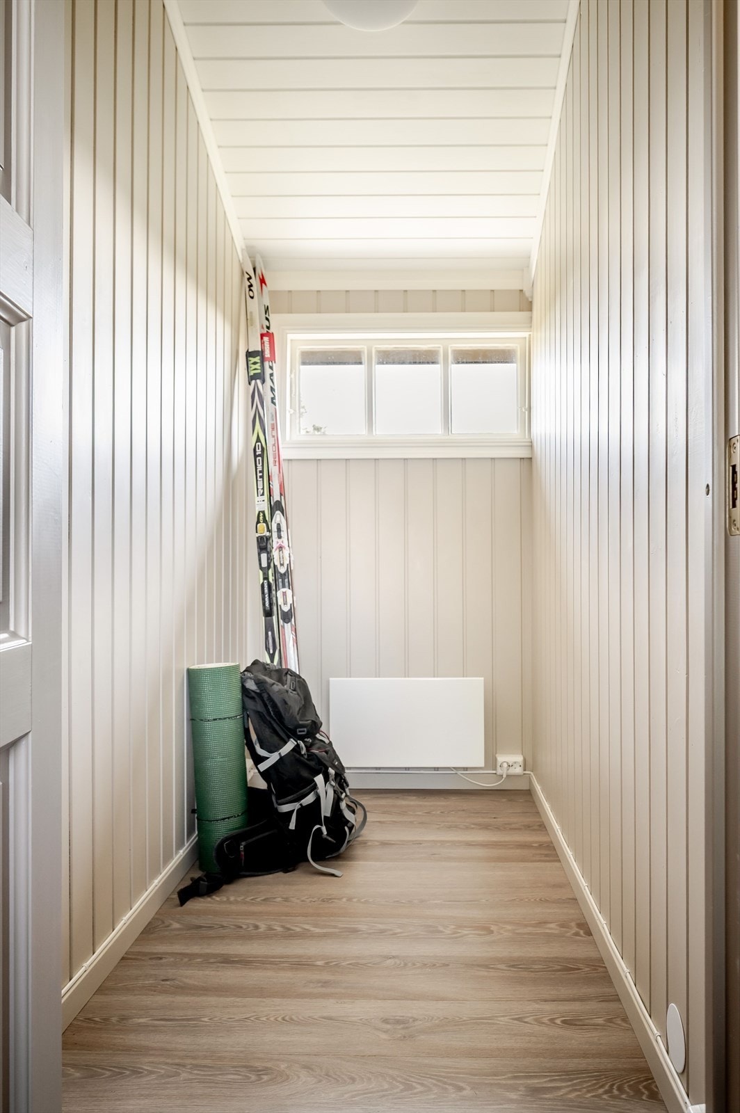 Fra entréen er det adkomst til en praktisk bod med gode lagringsmuligheter. Galleribilde