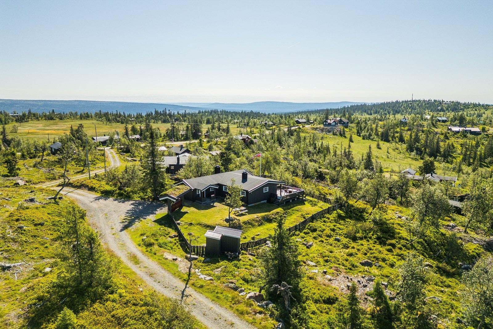 Hytta har fin utsikt til områdene rundt hytta og har gode solforhold. Galleribilde