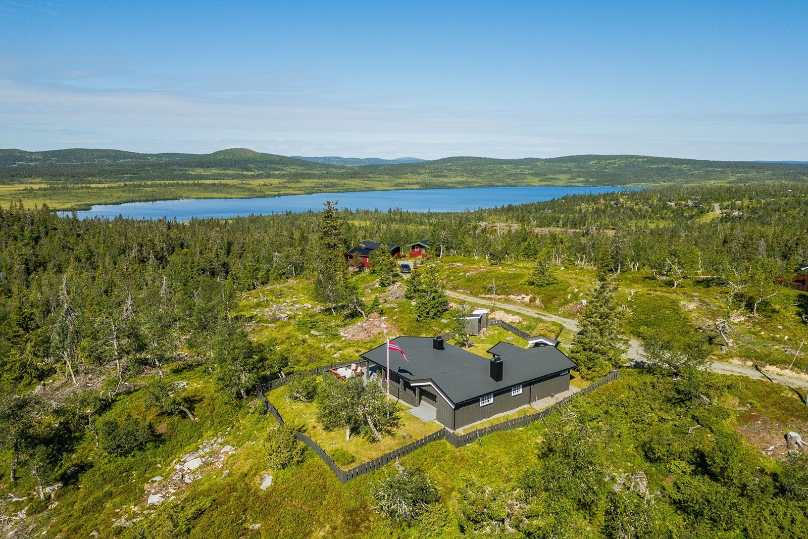 En pent opparbeidet fritidseiendom med flott, solrik beliggenhet og nydelig utsikt! Galleribilde