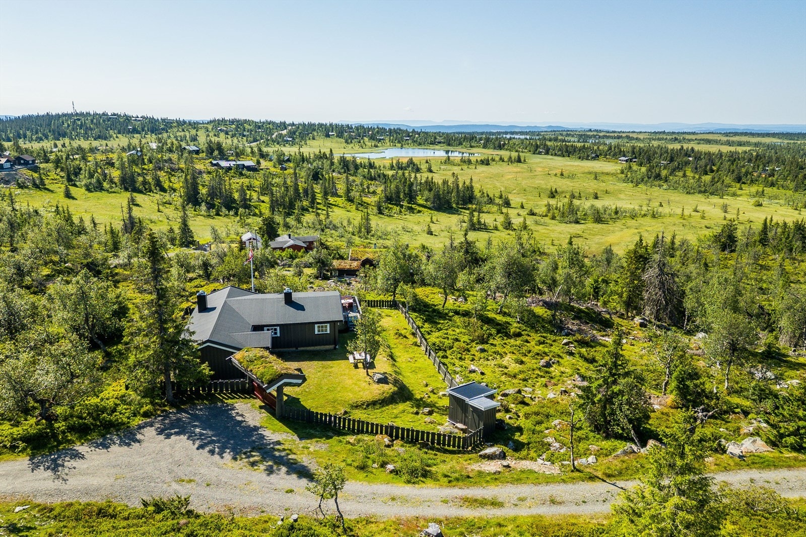 Beliggende ca. 875 moh. i naturskjønne omgivelser i attraktivt og eldre etablert hytteområde på Grunnåsen i Ringsakerfjellet. Galleribilde
