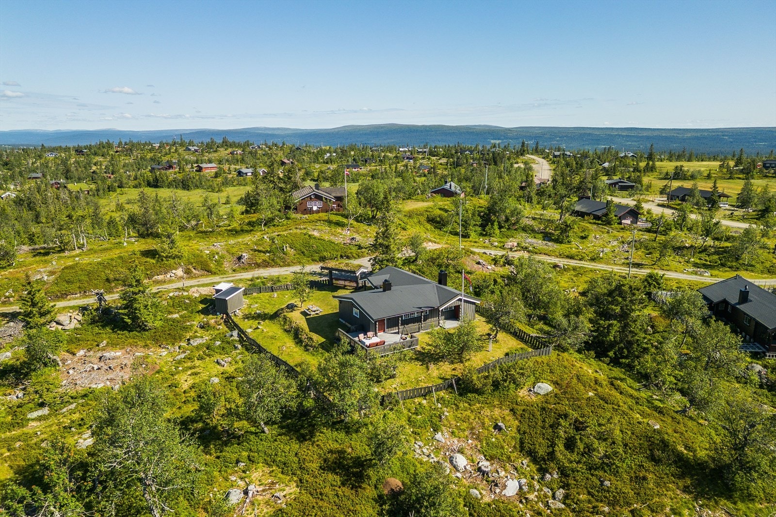 Det er fine turmuligheter i nærmiljøet sommer og vinterstid, skiløyper, flere vann i nærområdet, fiskemuligheter m.m. Galleribilde