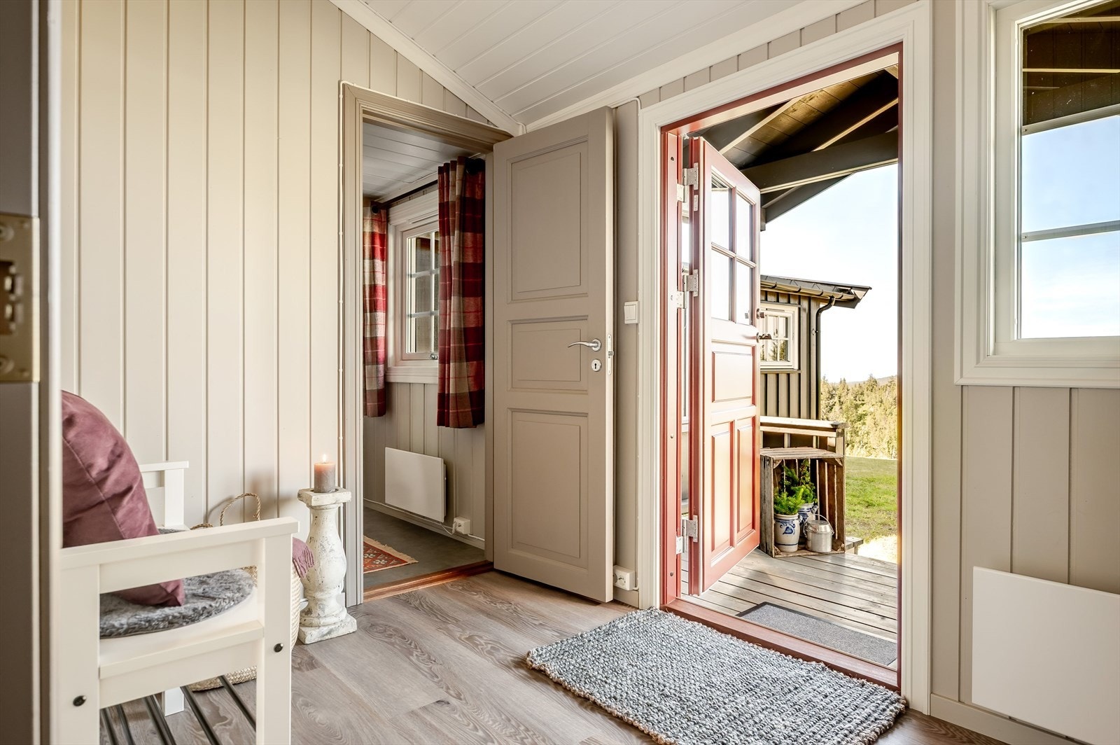 Du ønskes velkommen inn i en lys og hyggelig entré som gir et godt førsteinntrykk. Galleribilde