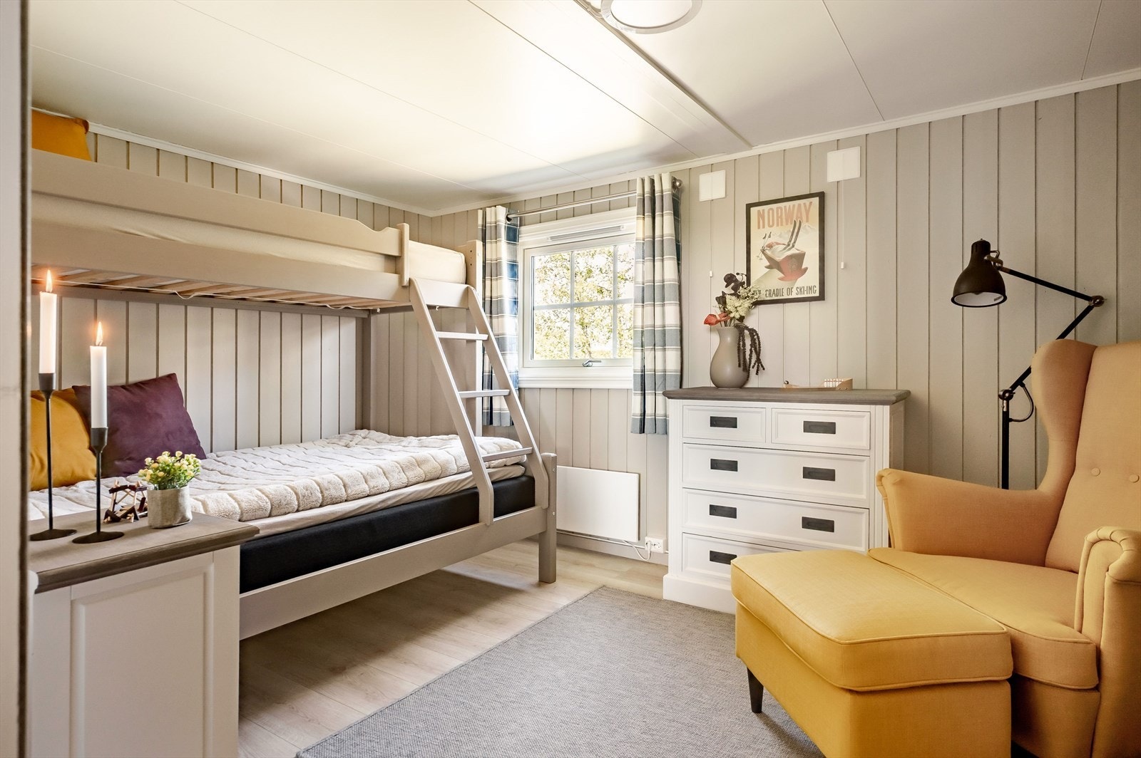 Soverom 2 er et lyst og hyggelig rom av god størrelse. Soverommet er i dag innredet med en familiekøye med 3 sengeplasser, kommoder og en lenestol. Galleribilde