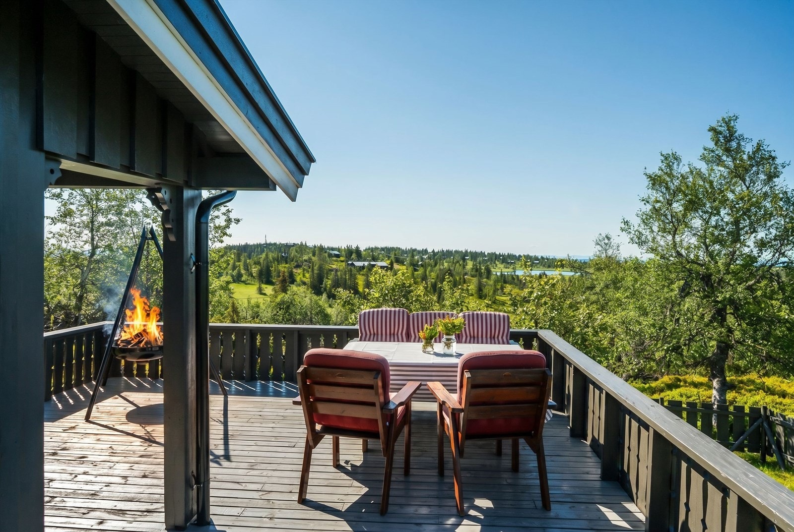 På terrassen er det god plass til sittegrupper etter eget ønske og behov. Galleribilde