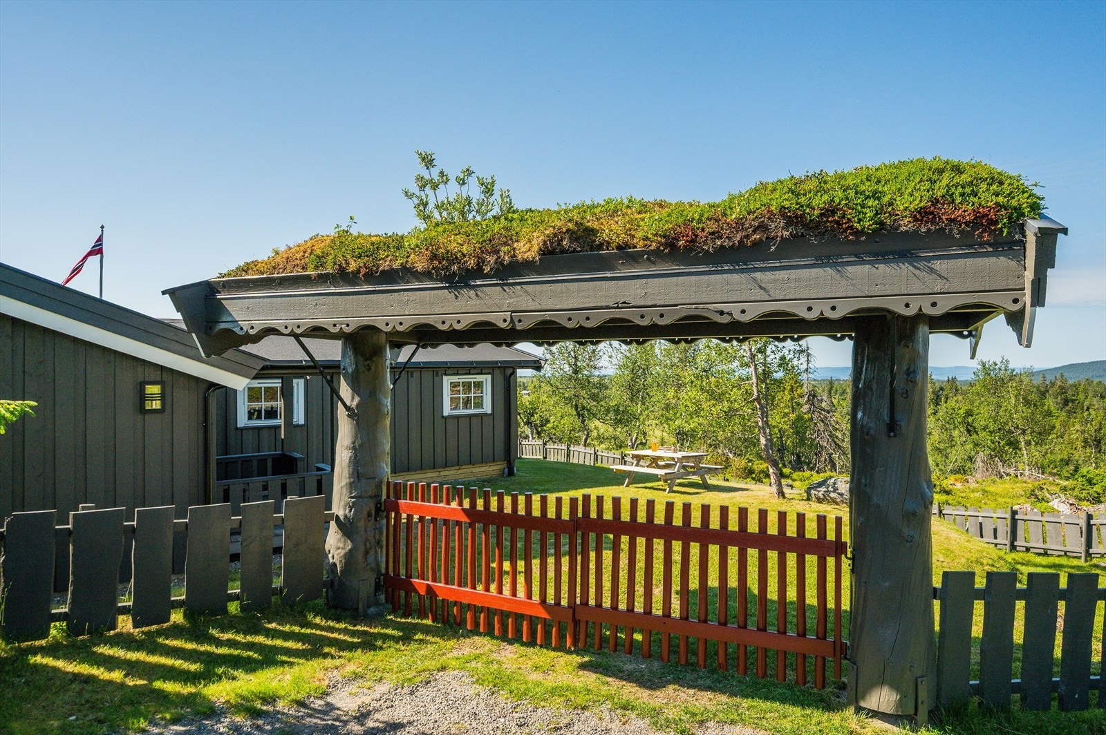 Du ønskes velkommen via en flott port med torvtak. Galleribilde