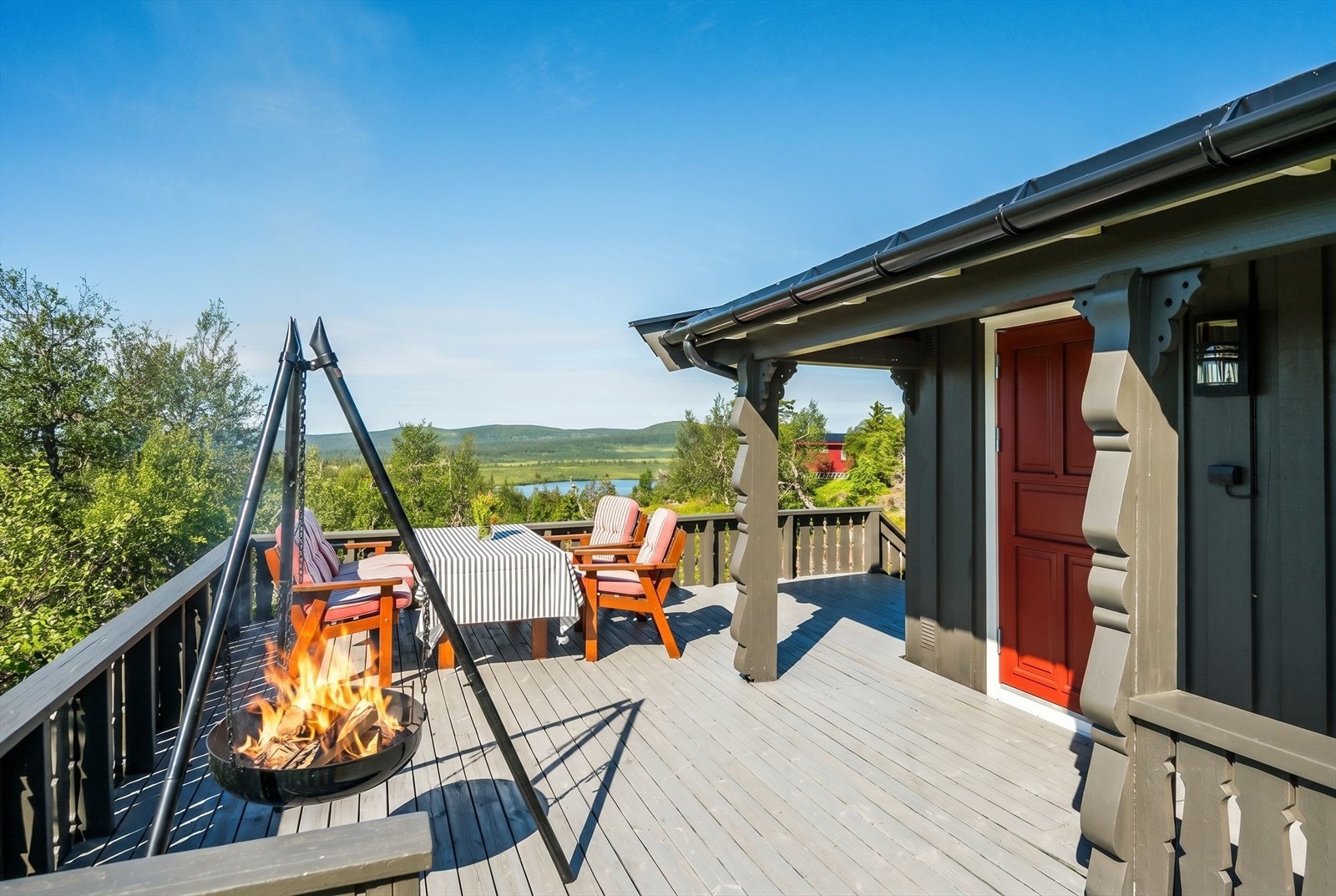 Fra spisestuen er det adkomst til et vindfang med videre adkomst til terrassen. Her har du en stor og solrik terrasse på ca. 33m². Galleribilde