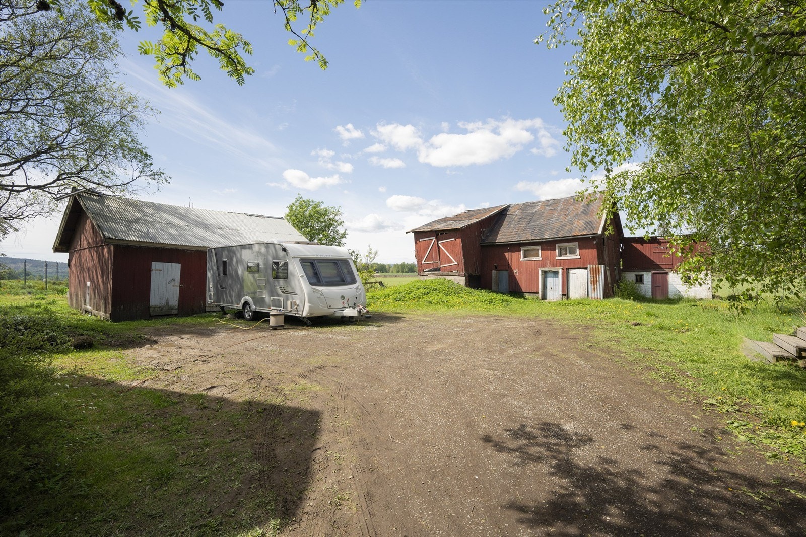 På tomten er det stabbur over to etasjer på totalt 23 m² (1.etasje 12 m² og loft 11 m²), låve på 189 m² (kondemnabel), vognskjul/verksted på 45 m² og bod på 7 m². Her er det god lagringsplass. TG3 på andre byggverk, drenering og rom under terreng Galleribilde