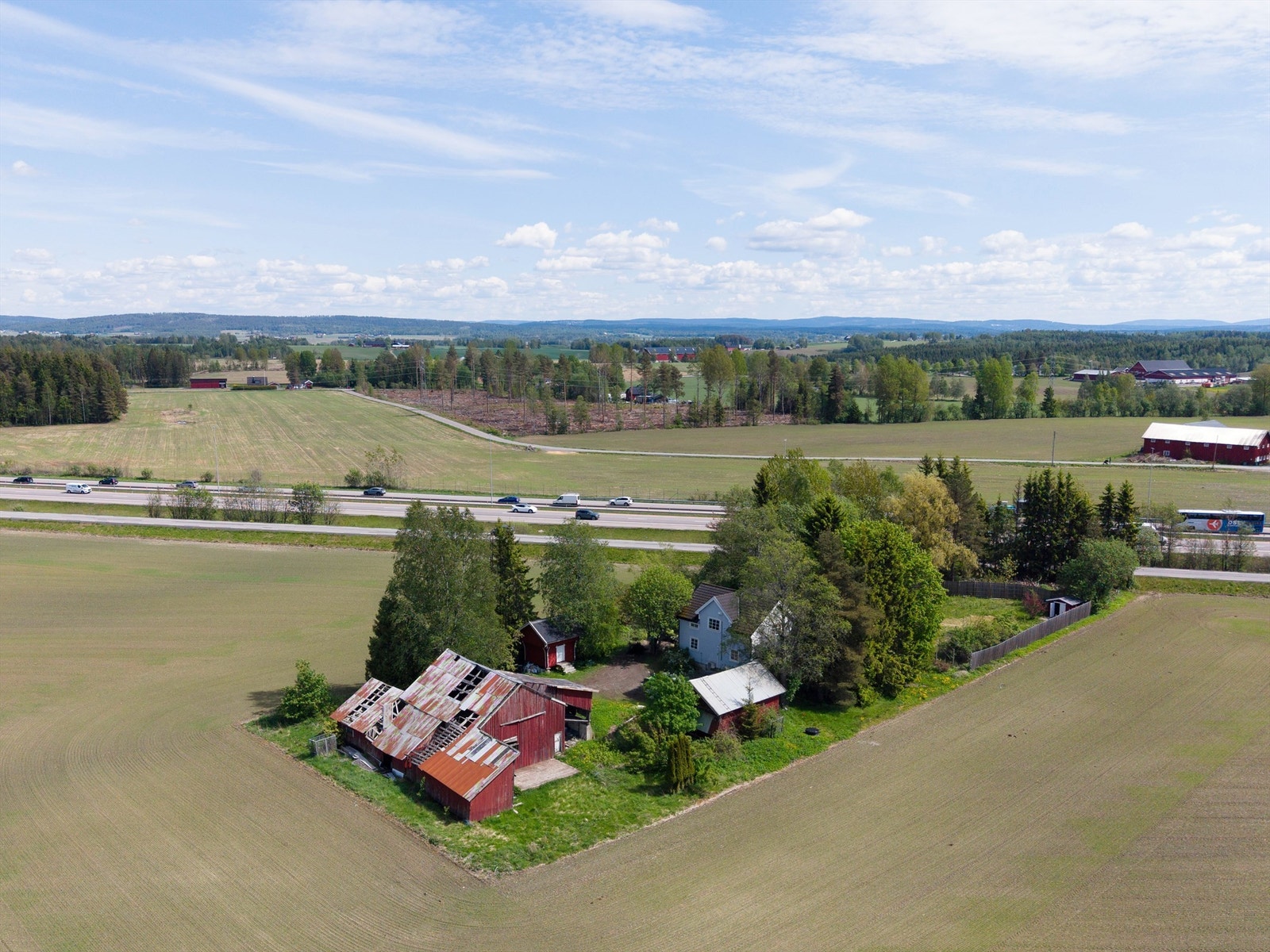Kort kjøretur til Kløfta sentrum, Jessheim sentrum, dagligvare, rekreasjonsmuligheter, togstasjon m.m. Galleribilde