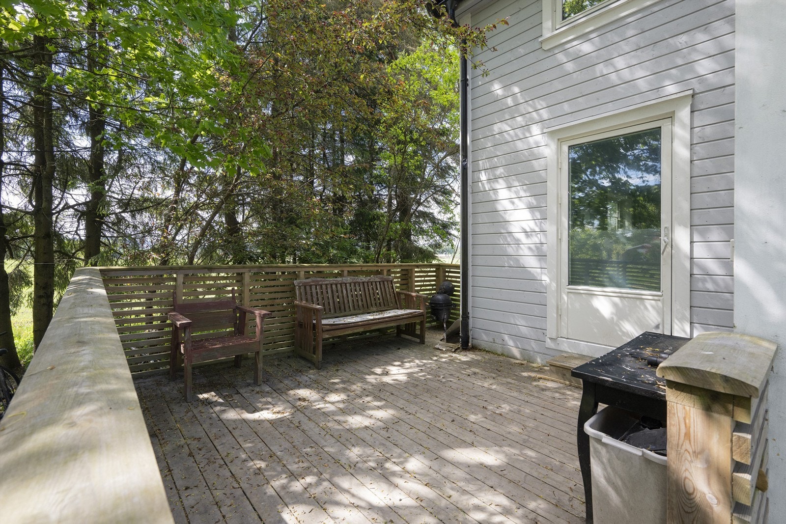 Terrasse på 14 m² med idyllisk utsikt. Flott sted å nyte måltidene og grille sammen med familie og venner på besøk. Det tas spesifikt forbehold om lovligheten. Konsekvens ved søknad kan være at de ikke blir godkjent oppført, og evt må tilbakeføres Galleribilde