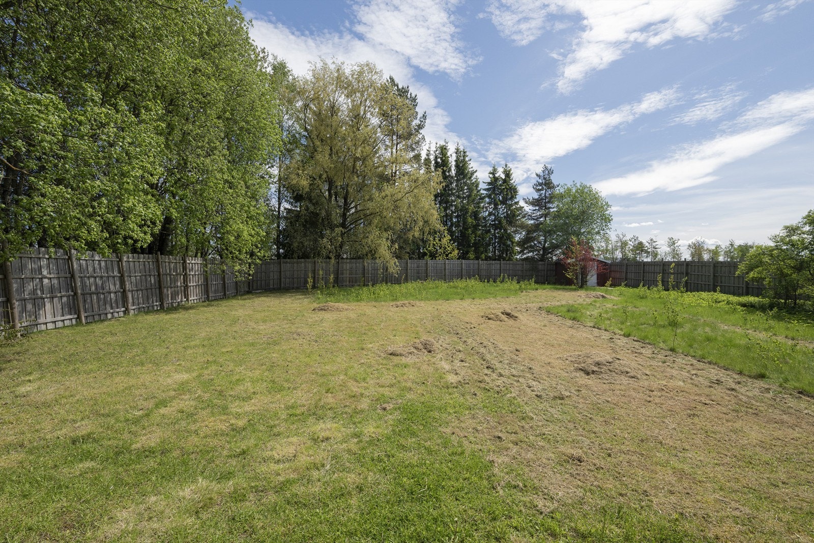 Stor hagedel med mange bruksområder, for eksempel planting av frukt og grønt, lekeområder for barna, dyrehold m.m. Foto: Mats Holst Galleribilde