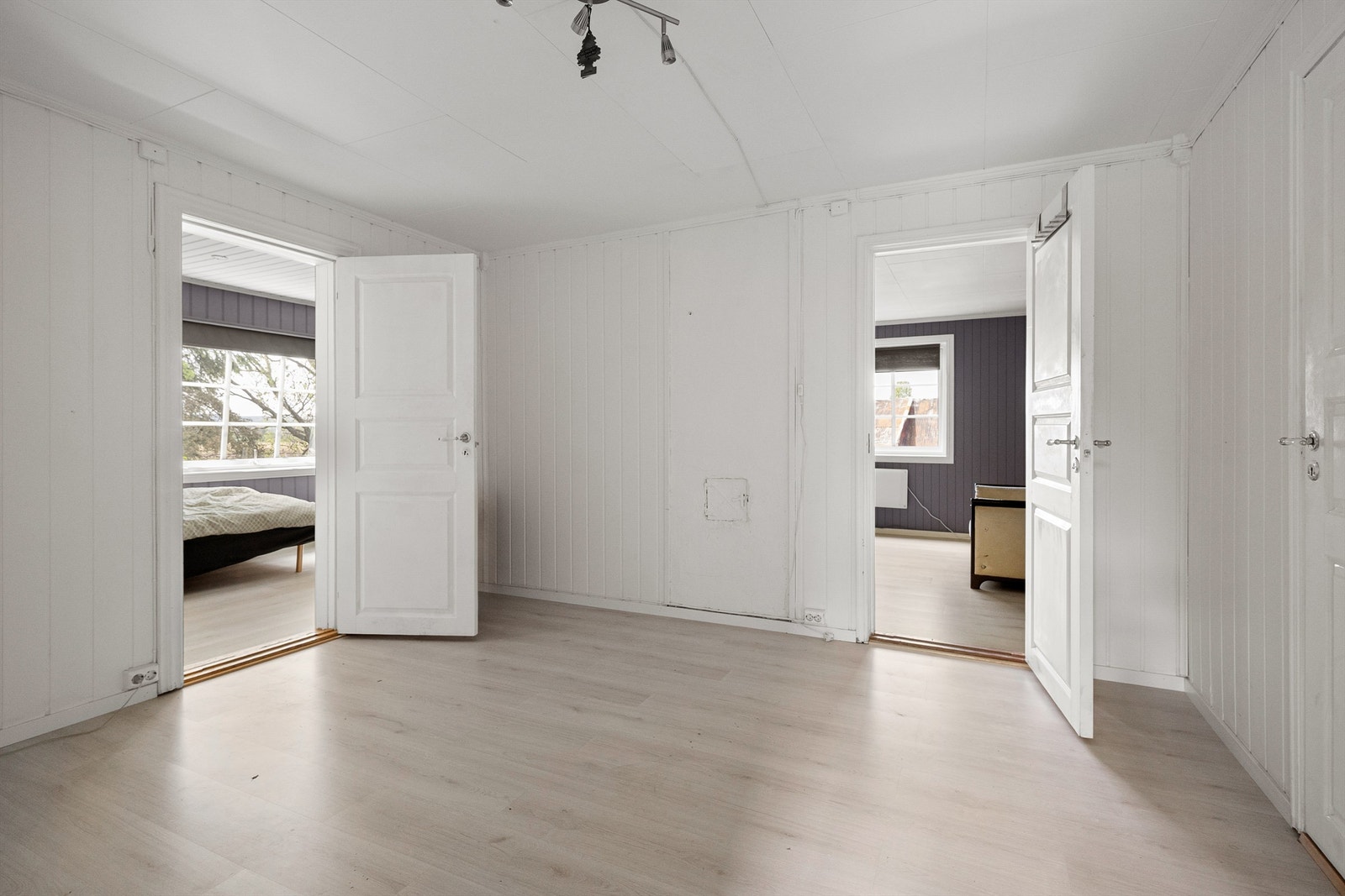 Boligen har et kaldtloft og kjeller. Areal som utgjør lav himlingshøyde er 57 m² i kjeller Galleribilde