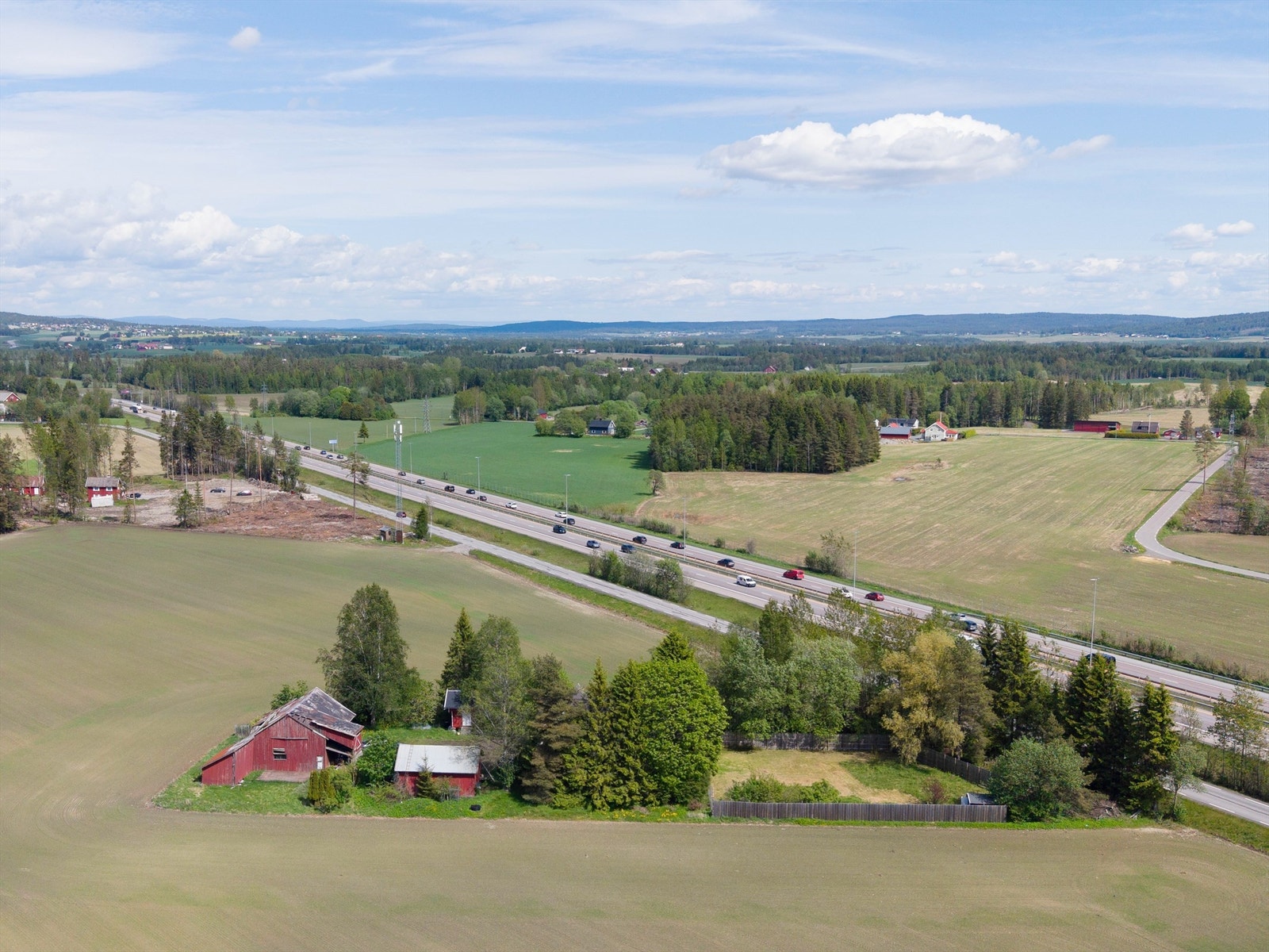 Tomt på 3.622,2 m². Boligen har tomt opparbeidet med bl.a plenarealer, diverse beplantning, prydbusker og grusbelagte arealer bestående av innkjøring til gårdsplass samt gangbaner Galleribilde