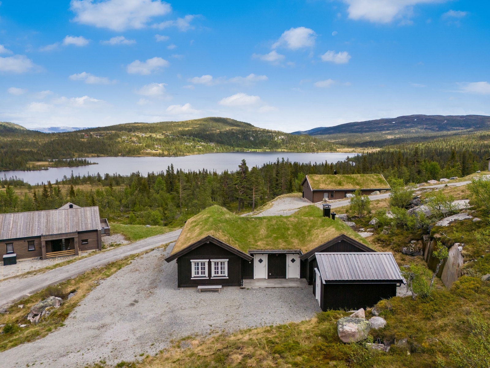 Svært innholdsrik hytte med flott utsikt og beliggenhet innerst i veien Galleribilde