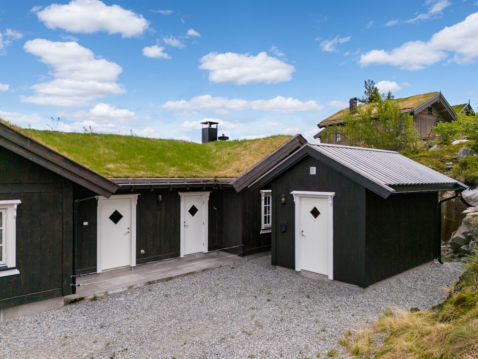 Uteboden er satt opp helt i tilknytning til inngangspartiet på hytta. Galleribilde
