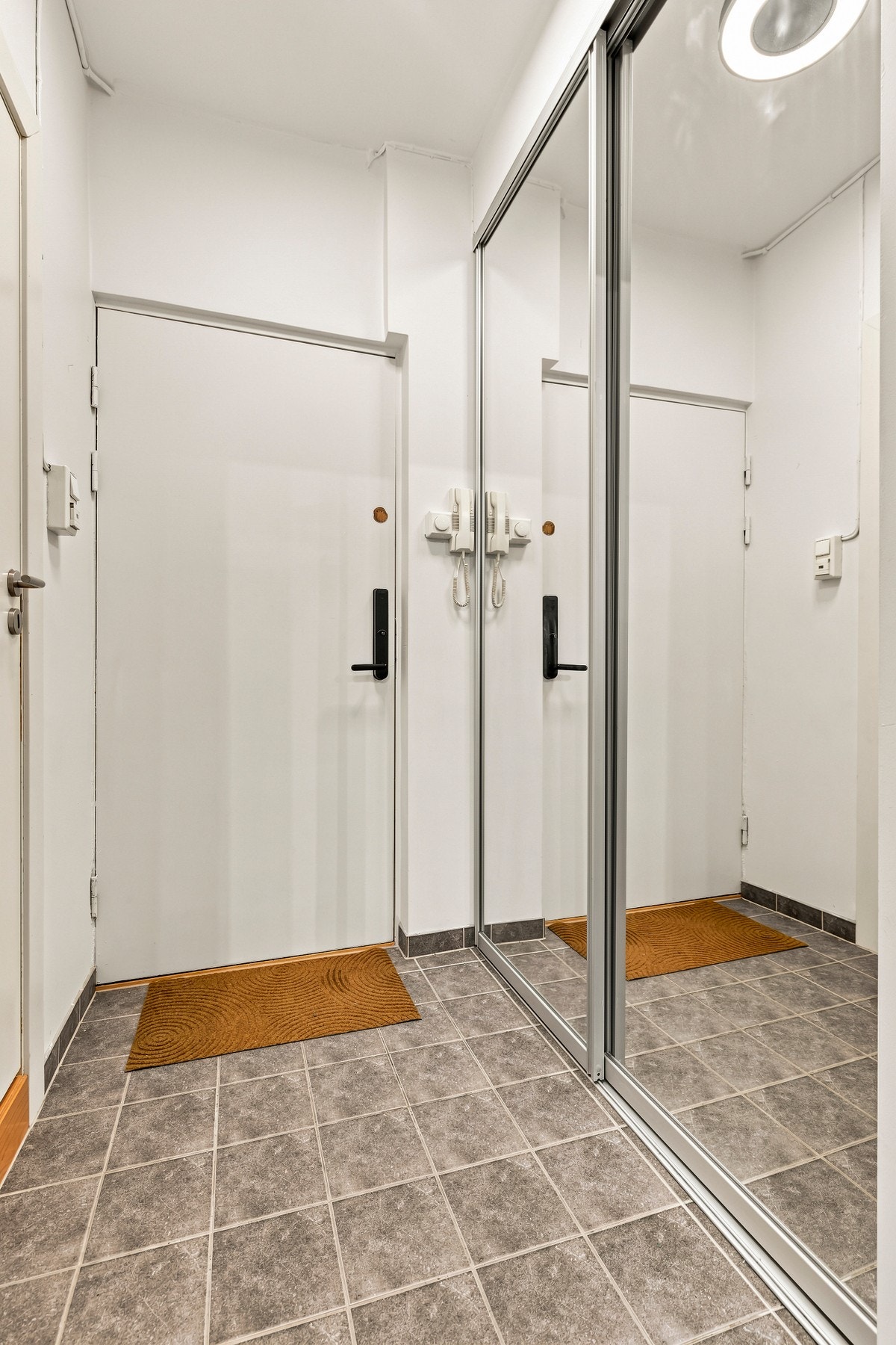 Velkommen inn i en lys og innbydende entré! Her får du et stilrent førsteinntrykk med flislagt gulv og malte vegger i tidløse farger. I tilknyttning entréen medfølger det en romslig skyvedørsgarderobe. Galleribilde