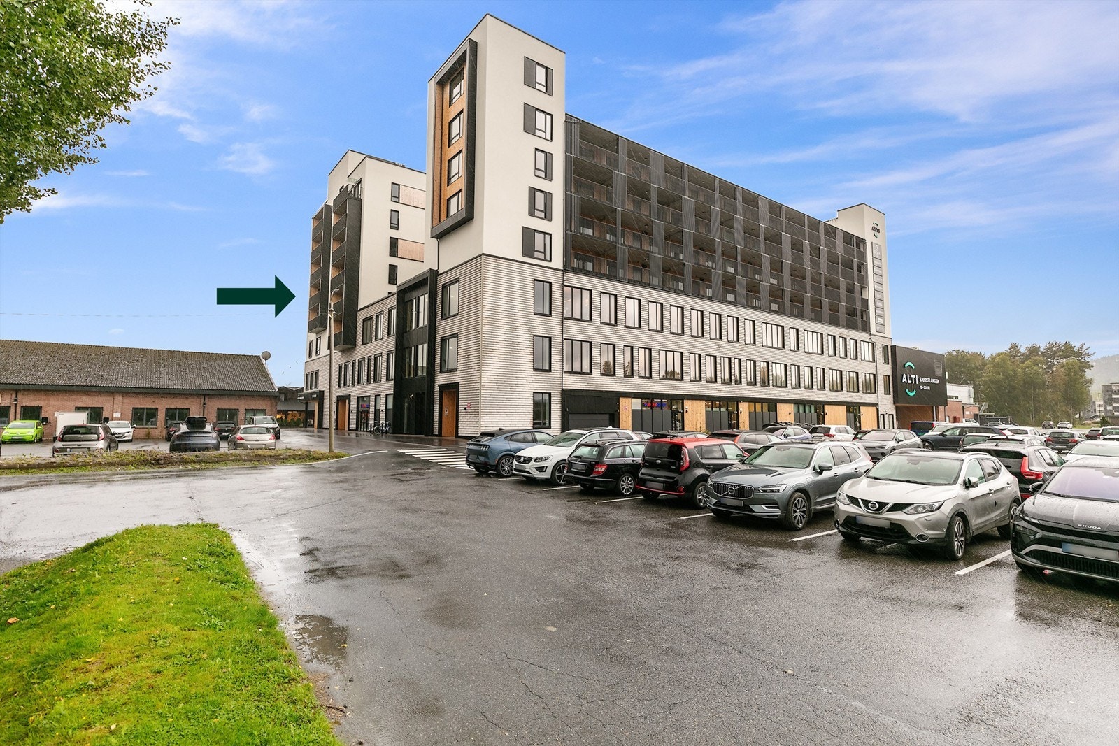 Leiligheten er en nyoppført og moderne 2-roms leilighet i 5. etasje. Som hjørneleilighet får boligen godt lysinnslipp og en luftig atmosfære, med vindusflater og sol fra flere sider. Galleribilde