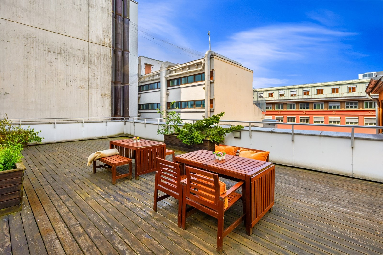 I tillegg er det en takterrasse med tredekke, gode solforhold, utemøbler og blomster. Galleribilde