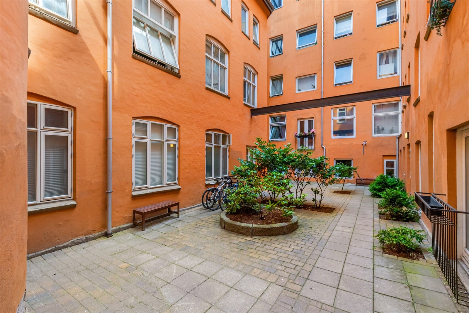 Sameiet har pent opparbeidet bakgård. Galleribilde