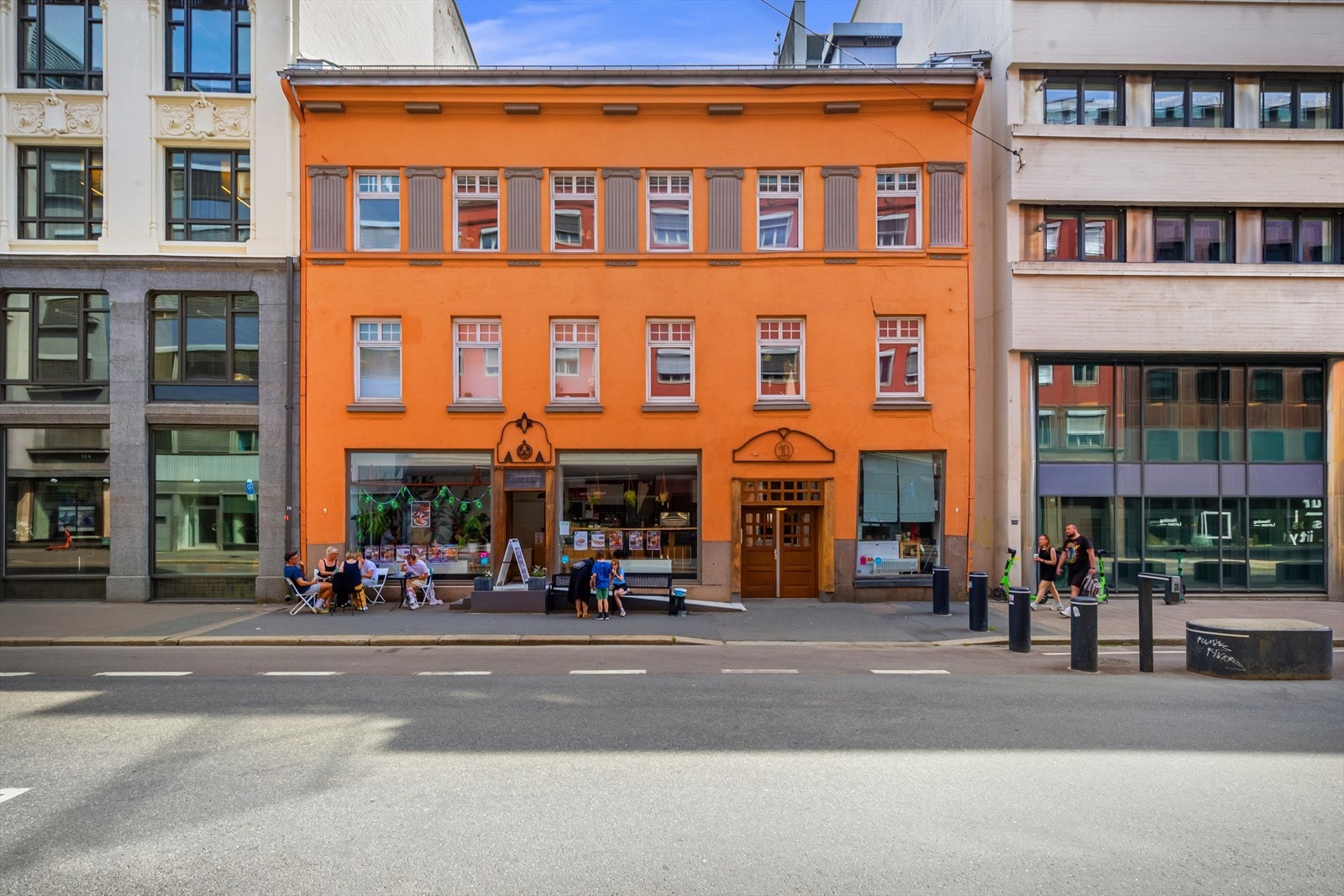Sentral og attraktiv beliggenhet midt i Oslo sentrum, omgitt av noen av byens mest kjente landemerker som Oslo Børs, Høyskolen Kristiania, Operaen, Steen & Strøm og Karl Johans gate. Galleribilde