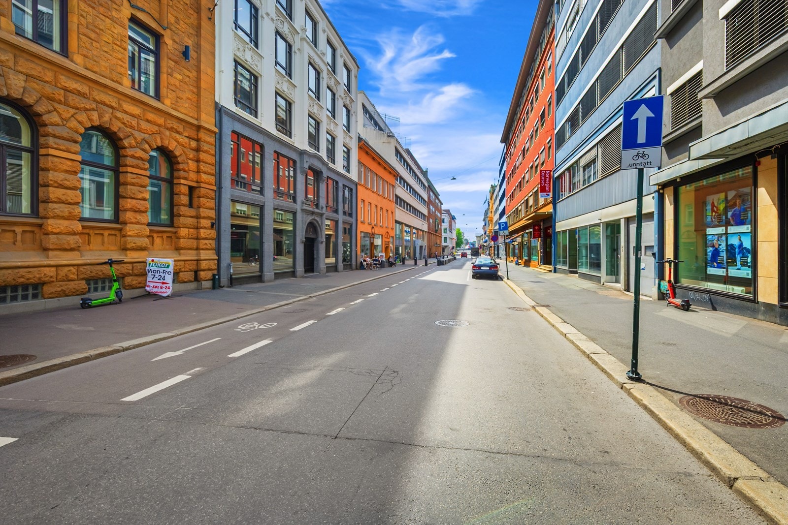Med kort gangavstand til Oslo S er det enkelt å komme seg rundt med tog, t-bane, trikk og buss. Området tilbyr en urban livsstil i hjertet av Oslo. Galleribilde
