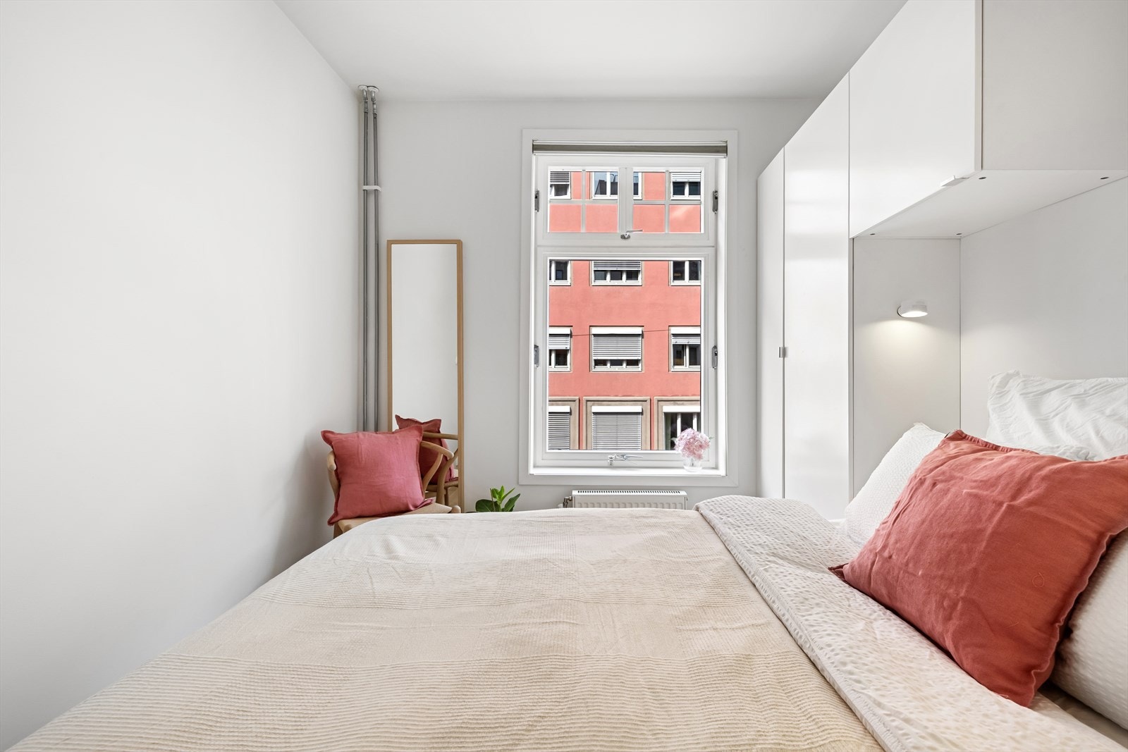 Rommet har stor og praktisk plassbygget garderobe. Galleribilde
