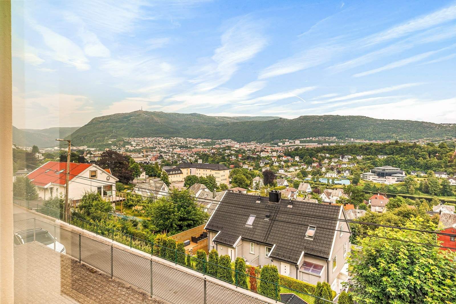 Nyt flott utsikt utover Bergensdalen og mot Ulriken. Galleribilde