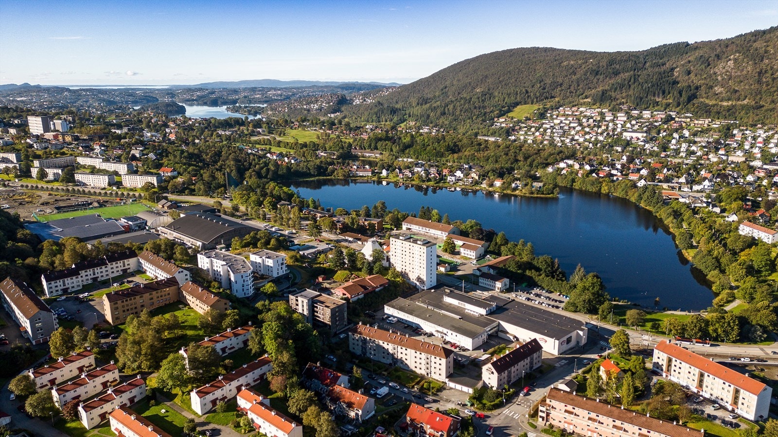 Flere flotte turområder, butikker og spisesteder i nærheten. Galleribilde