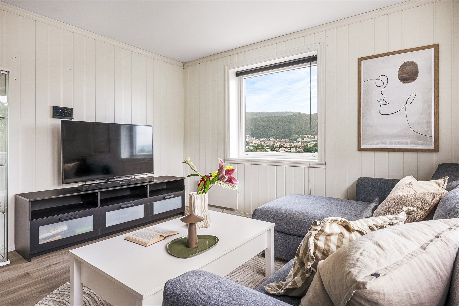 Lys og romslig leilighet med tidsriktige fargevalg. Galleribilde