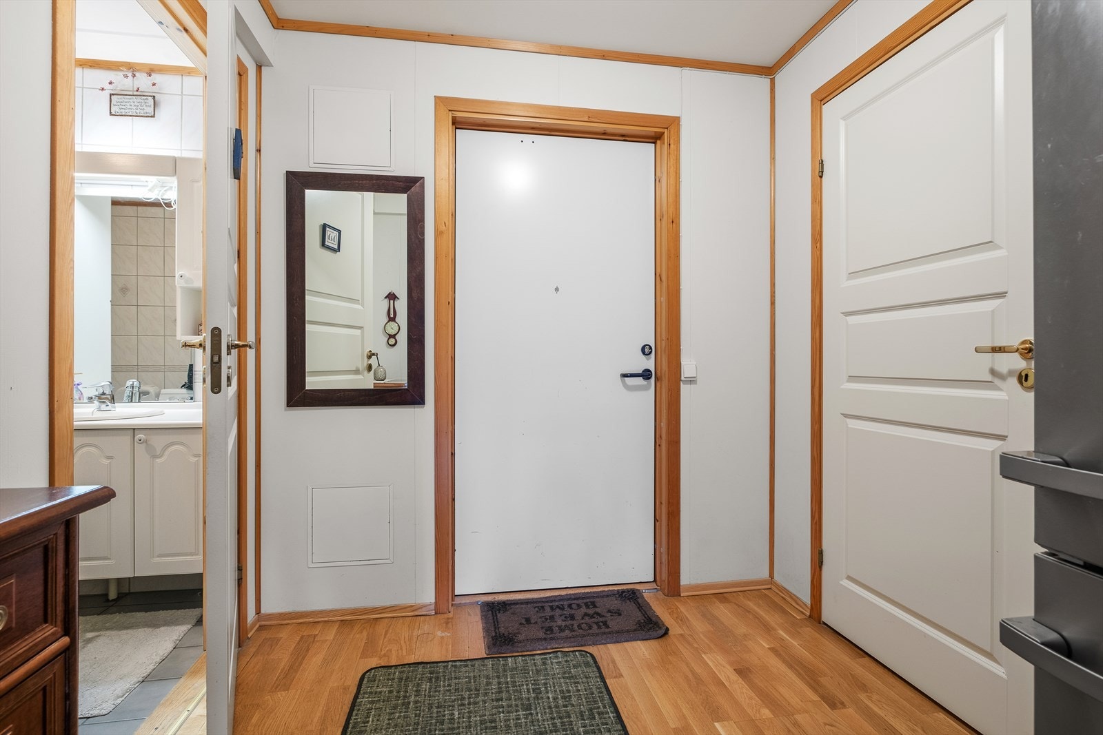 Entréen på 5m² har også god plass til oppbevaring av yttertøy og sko, noe som gir en ryddig og praktisk velkomstsone. Galleribilde