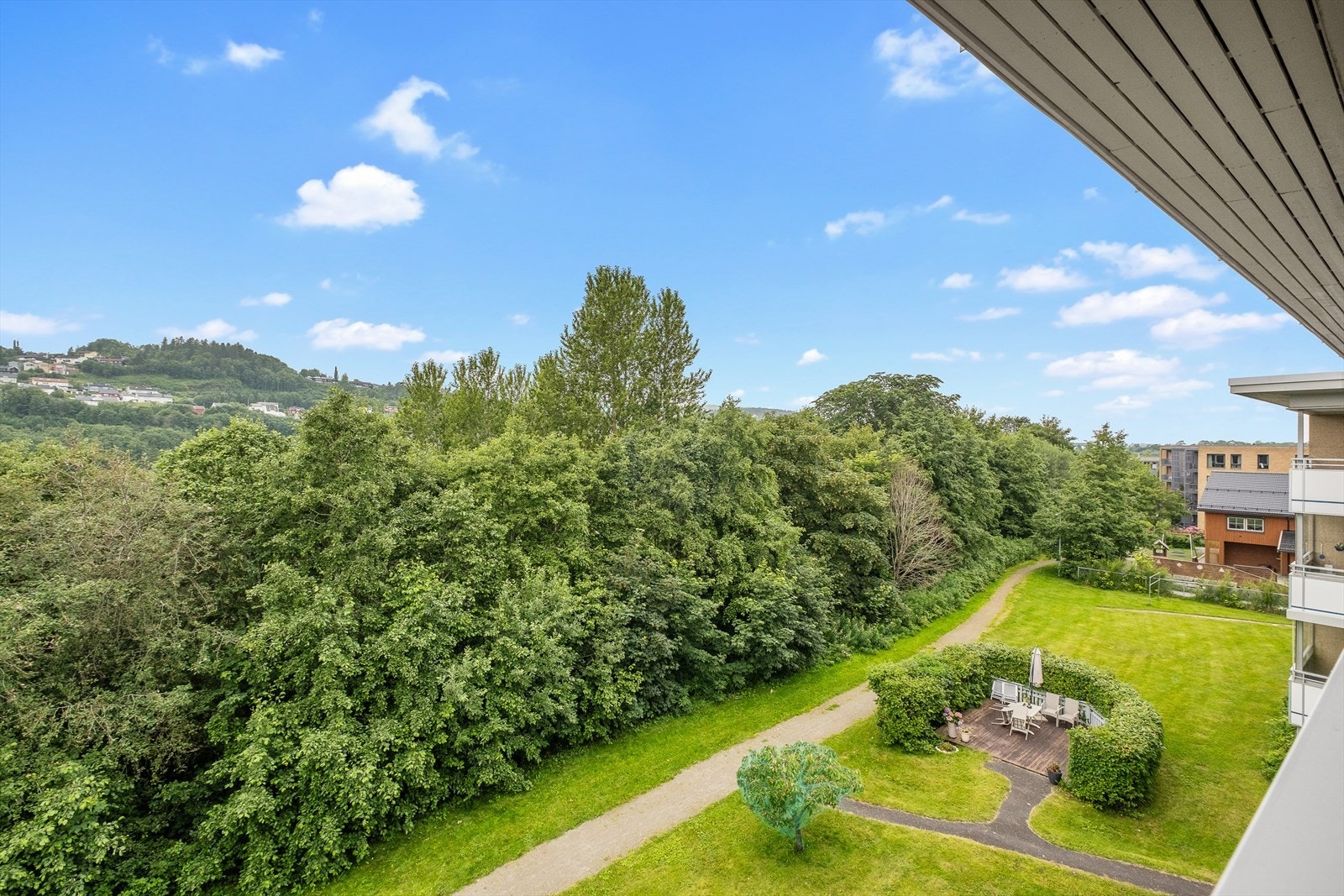 Her har du en nydelig og skjermet utsikt mot Byåsen og bakhagen. Galleribilde