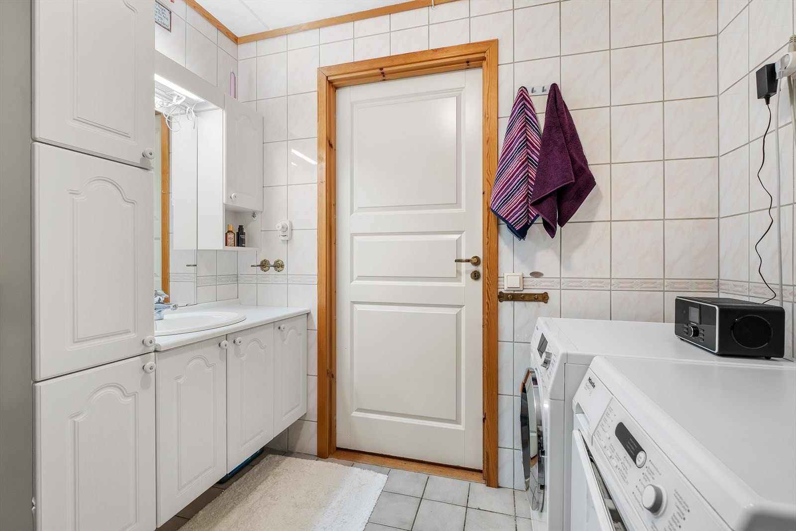 Det er opplegg for vaskemaskin, noe som bidrar til en funksjonell hverdag. Galleribilde