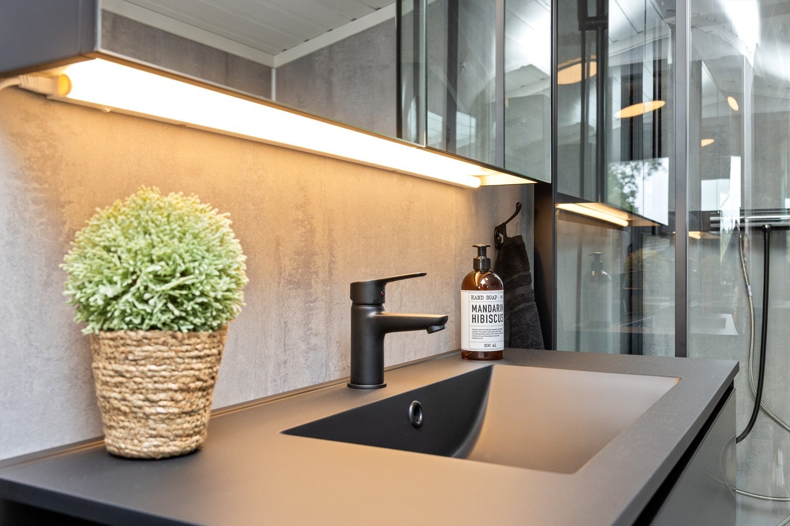 Moderne og stilrene valg av materialer og innredning på badet. Galleribilde