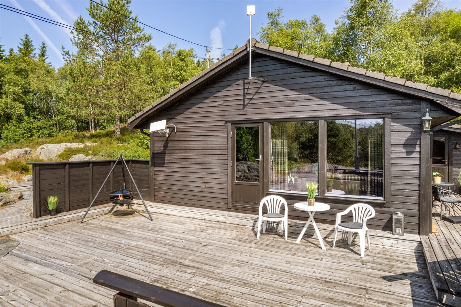 Terrassen er bygget i tre med impregnerte terrassebord. Galleribilde
