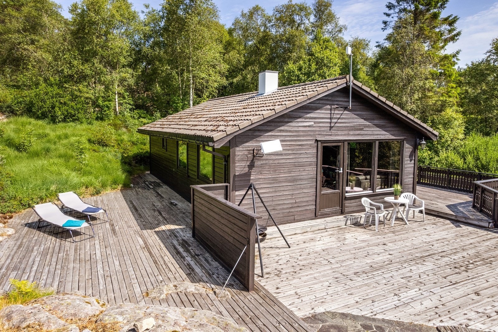 Den store terrassen på 110 m² omkranser hytta og gir rikelig med plass for uteliv. Galleribilde
