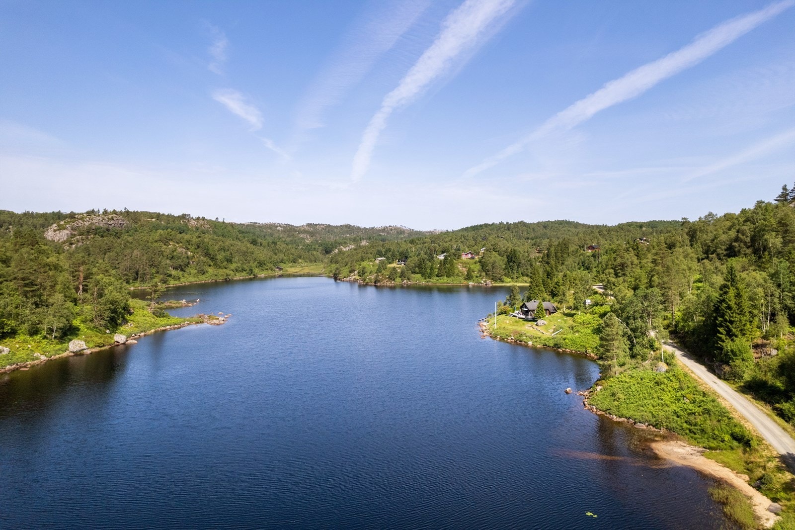 Fra hytta er det gangavstand ned til Hagevannet. Galleribilde