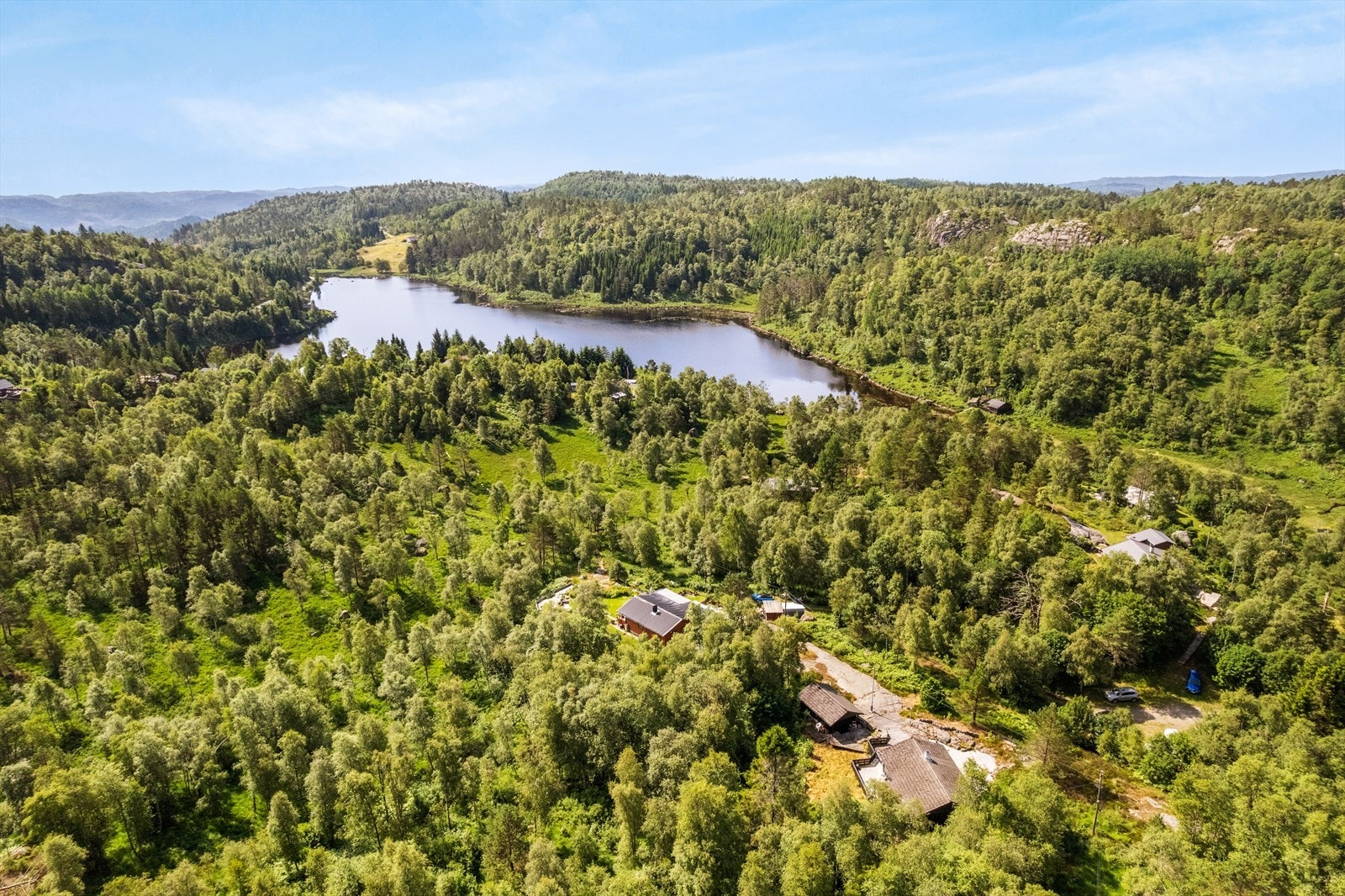 Lyngdal sentrum med alle servicetilbud er kun en 20-minutters kjøretur unna. Galleribilde
