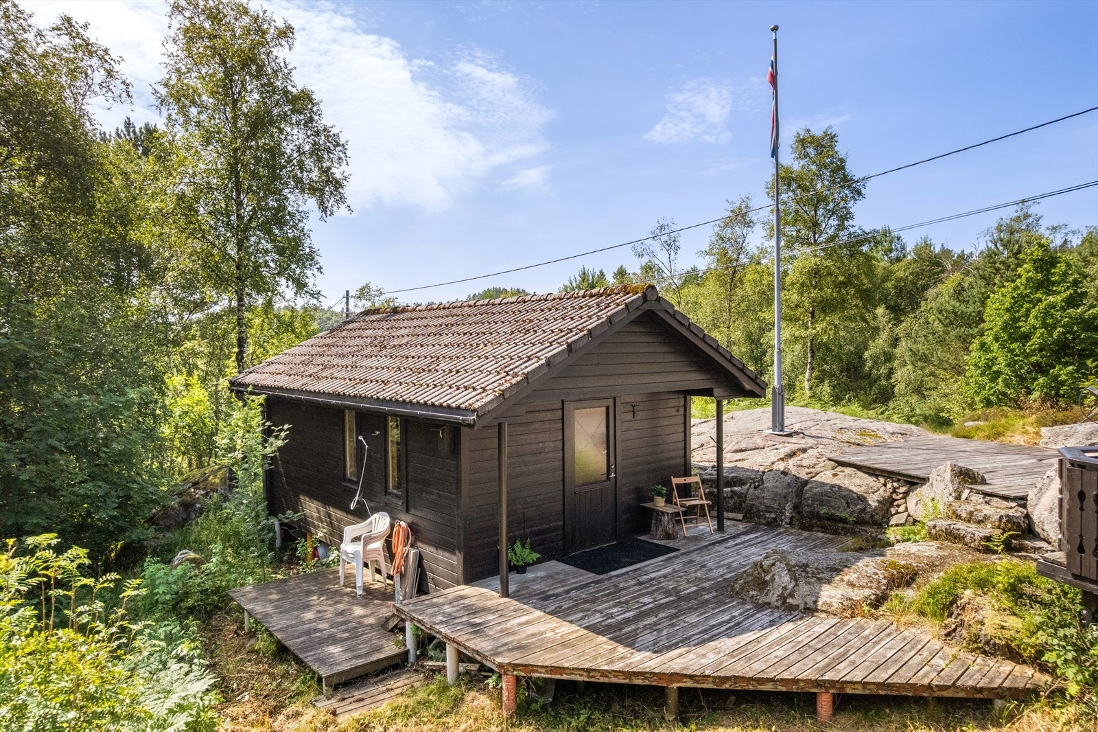 Frittstående anneks på eiendommen, oppført i 1989. Galleribilde