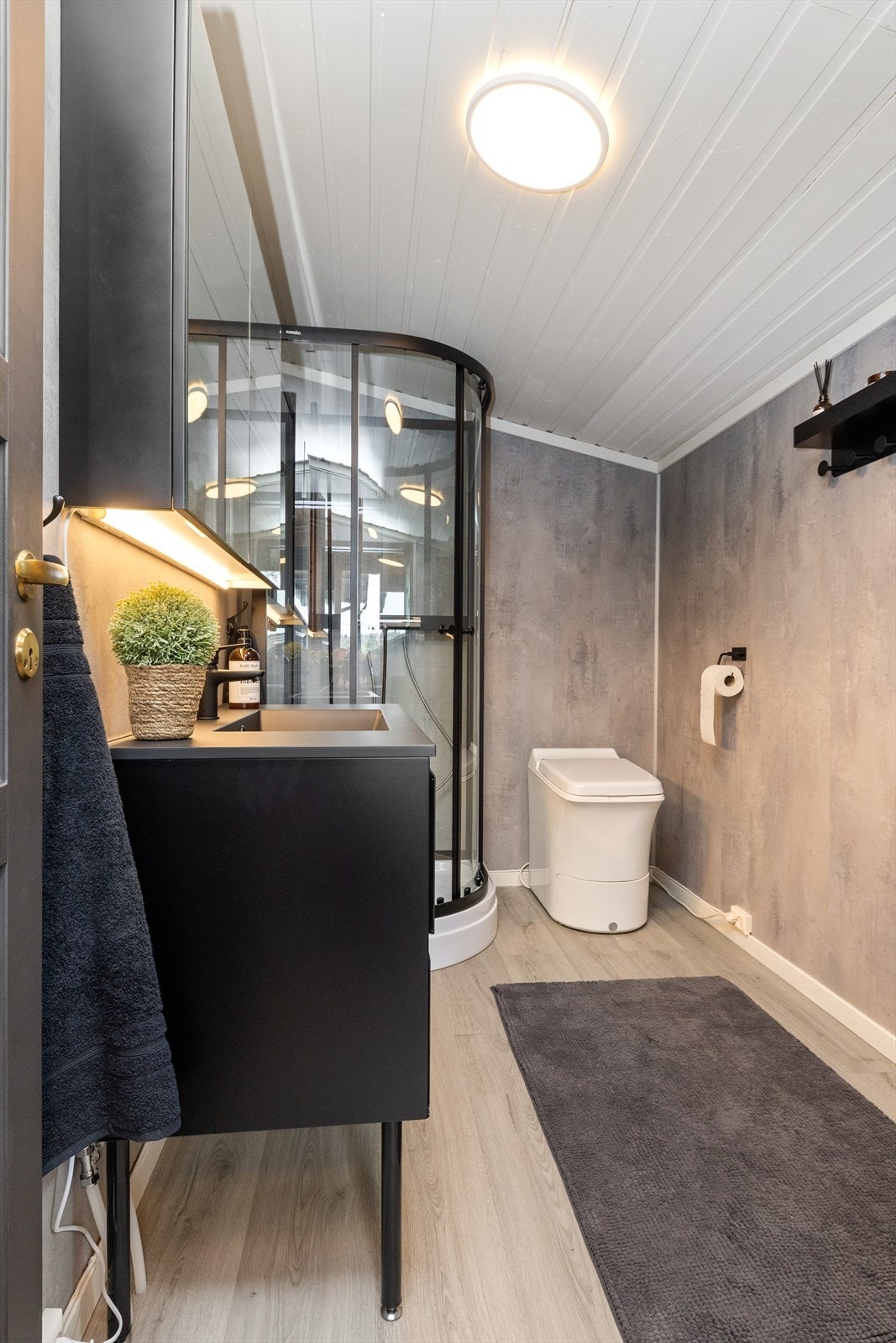 Badet i hovedhytta er oppgradert med baderomsplater og forbrenningstoalett. Galleribilde