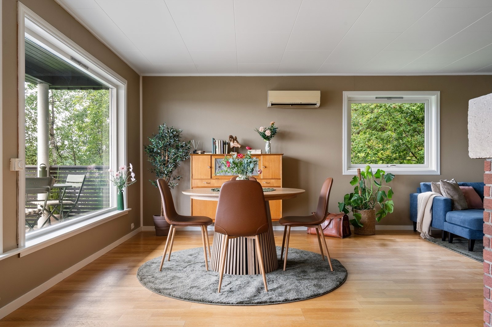 Stuen er romslig og gir plass til flere sitte- og spisegrupper. Galleribilde
