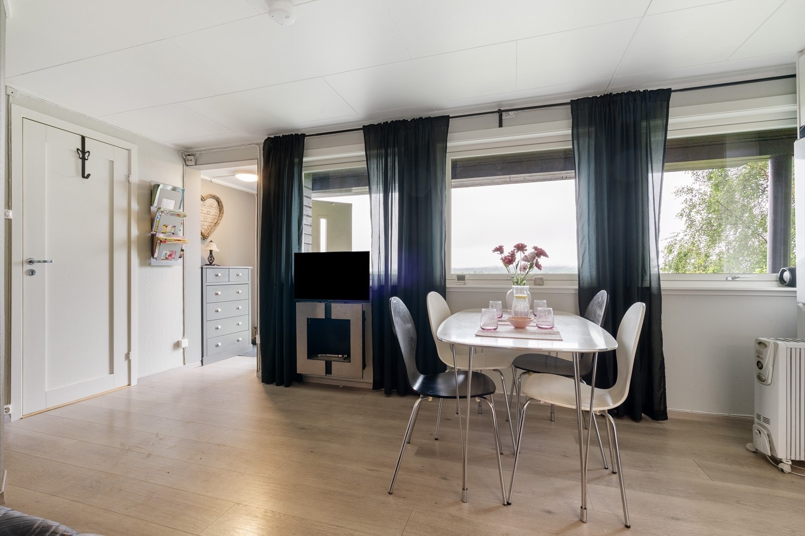Leiligheten har egen inngang og har tidligere hatt dør inn til hoveddelen. Galleribilde