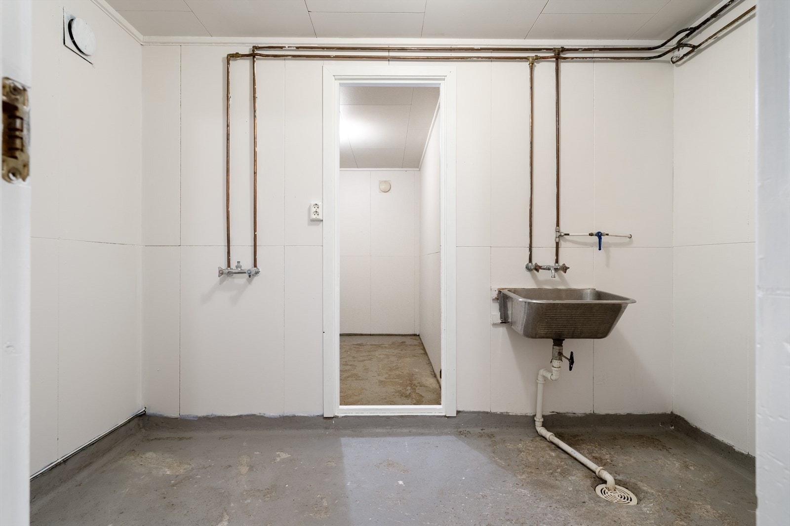 Våtrom i tilknytning til vaskerommet med vaskekum og videre tilknytning til bod. Galleribilde