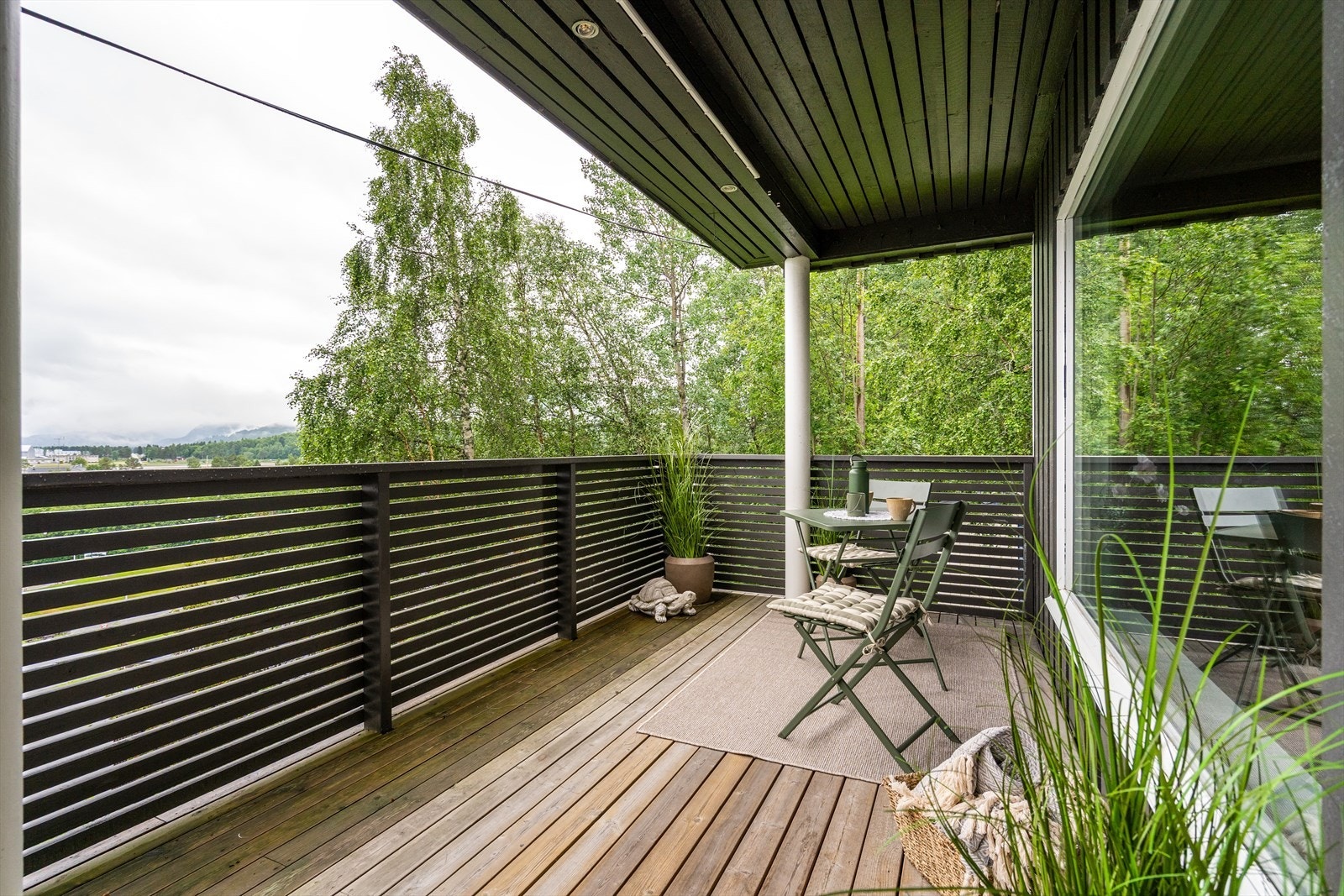 Terrassen er en flott utvidelse av stuen i sommerhalvåret. Galleribilde