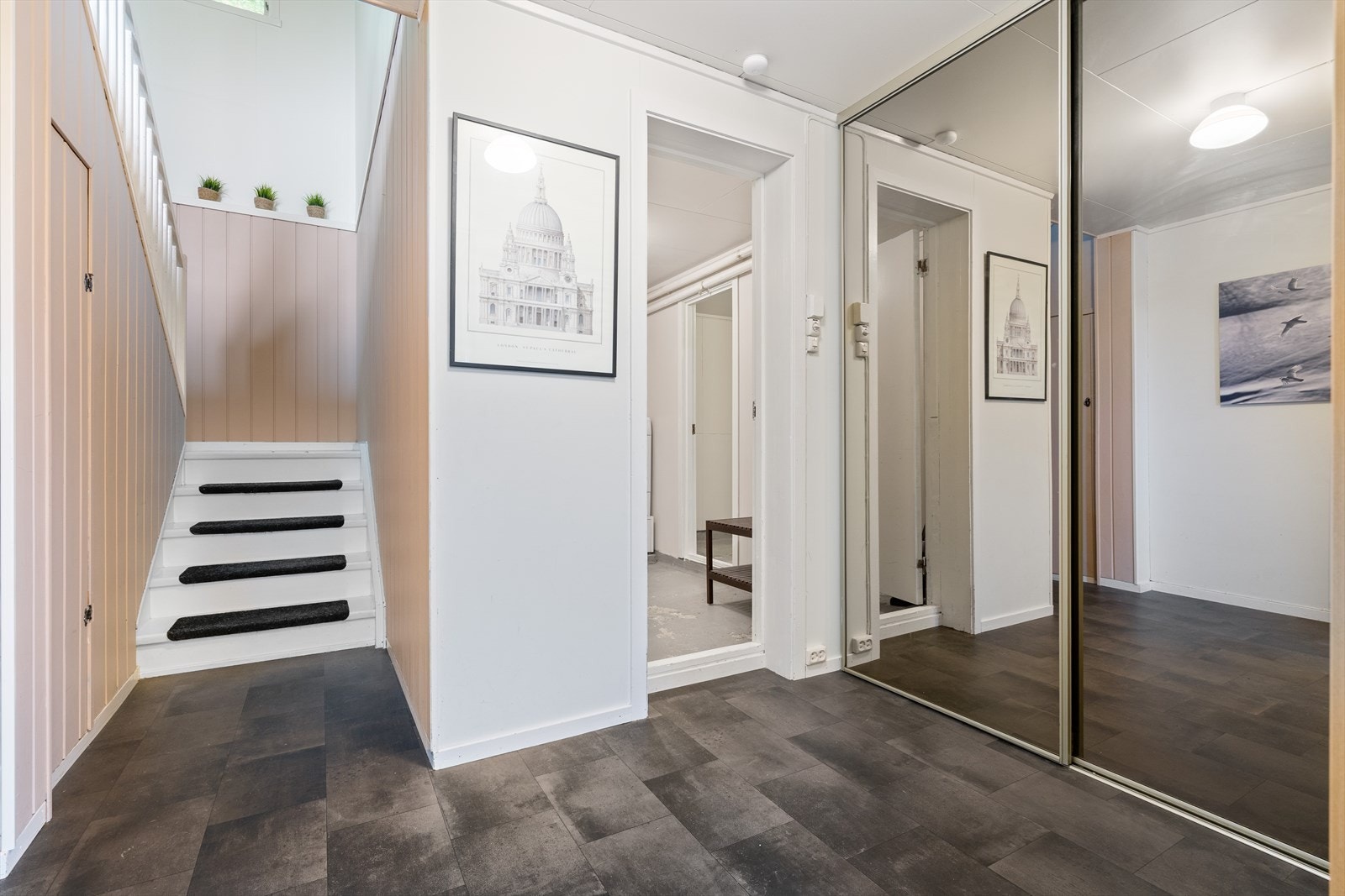Gangen i hoveddelen er romslig og har et praktisk skyvedørsgarderobe med speilfronter. Galleribilde
