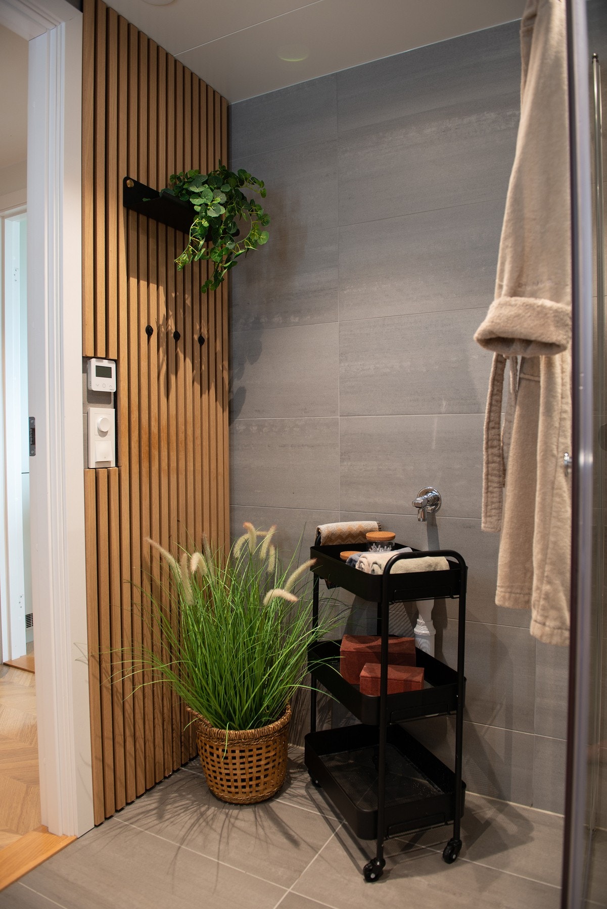 Badet er fullt innredet med opplegg for vaskemaskin. Spilevegg er ettermontert og gir en god akustikk i rommet. Galleribilde
