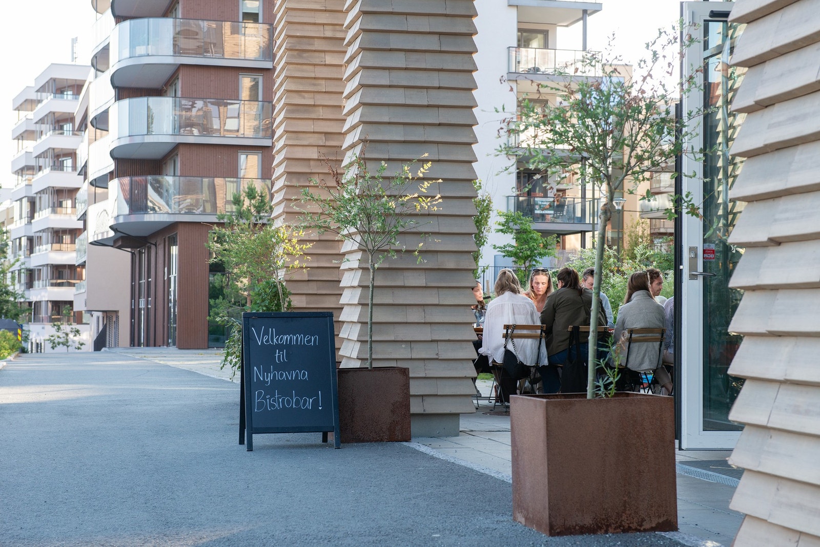Øvre Nyhavna/Lilleby er et levende og attraktivt nabolag med et godt servicetilbud, inkludert frisør, bakeri og dagligvarebutikker. Galleribilde