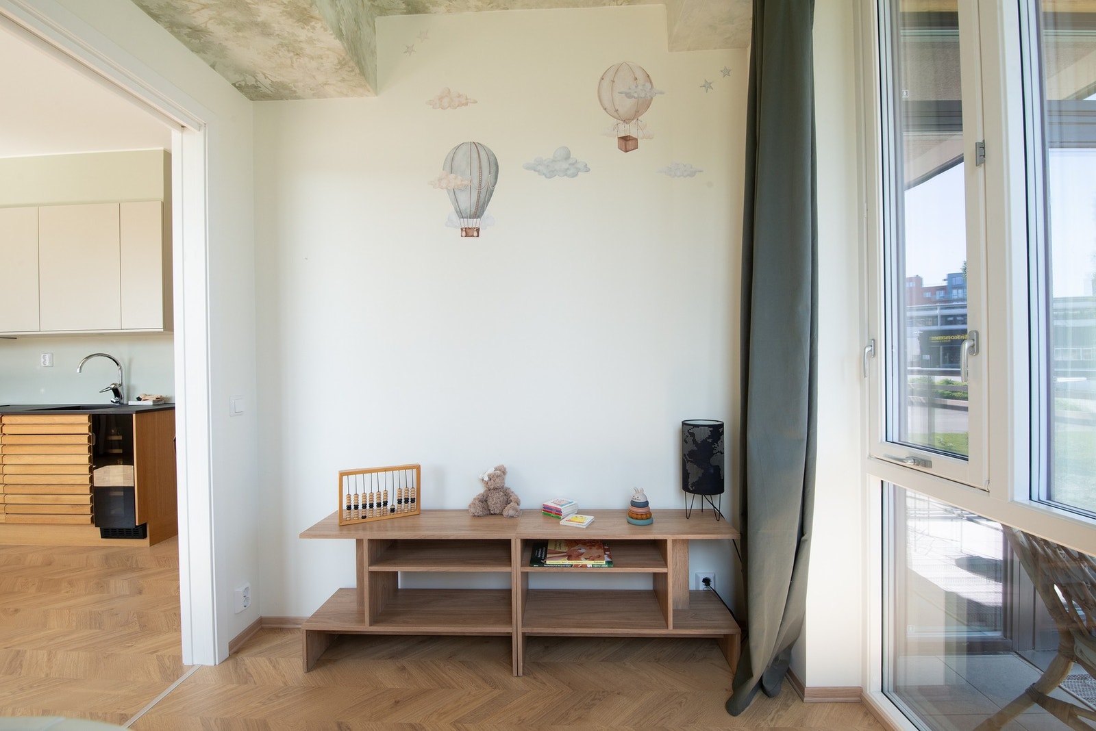 Det er satt på utvendig folie på vinduet for å hindre både innsyn og varme fra morgensola. Galleribilde